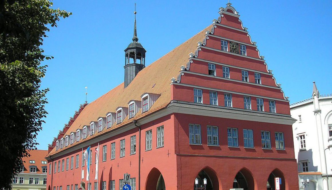 1024px-Rathaus_Greifswald