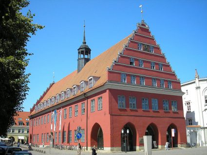 1024px-Rathaus_Greifswald